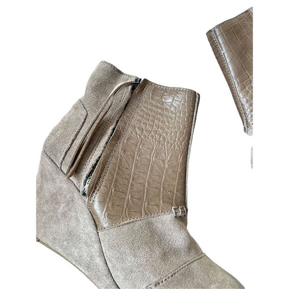 Toms Womens Size 6.5 Desert Wedge High Taupe Suede Croc Embossed Ankle Bootie - Picture 10 of 12